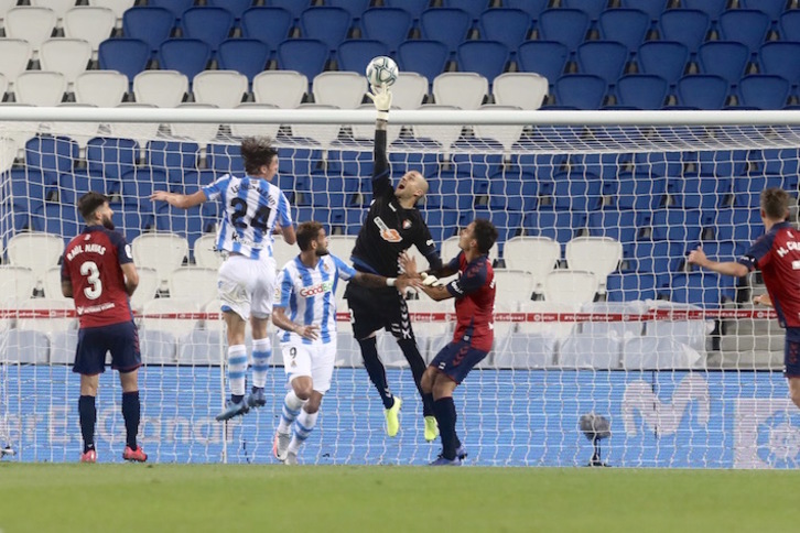 Rubén busca un balón ante Le Normand y Willian José, protagonistas en los goles. (LOF)