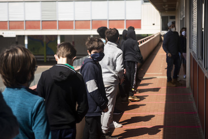 Baionako Estitxu Robles kolegioko ikasleak ilaran. (Guillaume FAUVEAU)