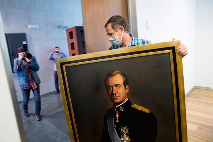 Un trabajador del Parlamento ha retirado de la Sala de Gobierno el cuadro de Juan Carlos de Borbón. (Iñigo URIZ/FOKU)