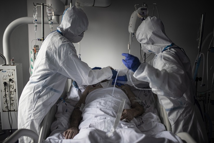  un fisioterapeuta trata a un enfermo de Covid-19 en la sección de reanimación del hospital de Cruces. (Andoni LUBAKI/FOKU)