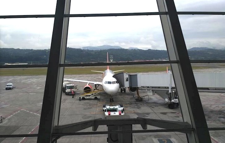 Un vuelo se ha visto retrasado en Loiu a causa de tres pasajeros ebrios, que han sido desalojados del avión. (NAIZ)