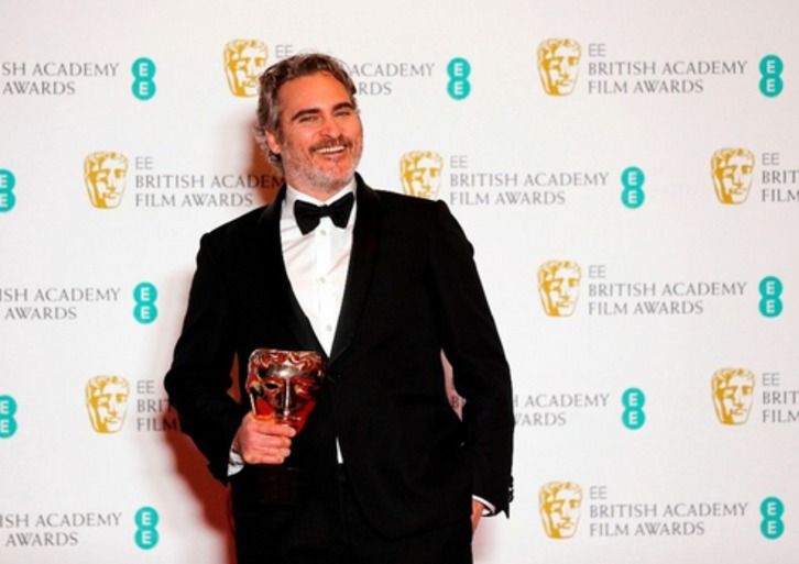 Joaquin Phoenix con su Bafta a mejor actor por ‘Joker’, el año pasado. (AFP)