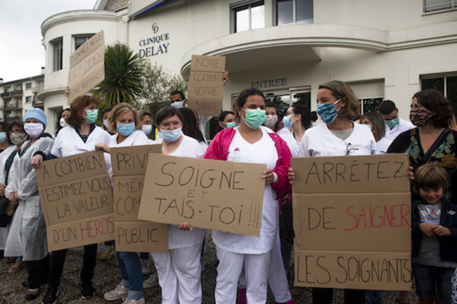 Les professionnels de la clinique Delay de Bayonne se sont aussi mobilisés à 9h30 devant leur établissement. ©Guillaume Fauveau 