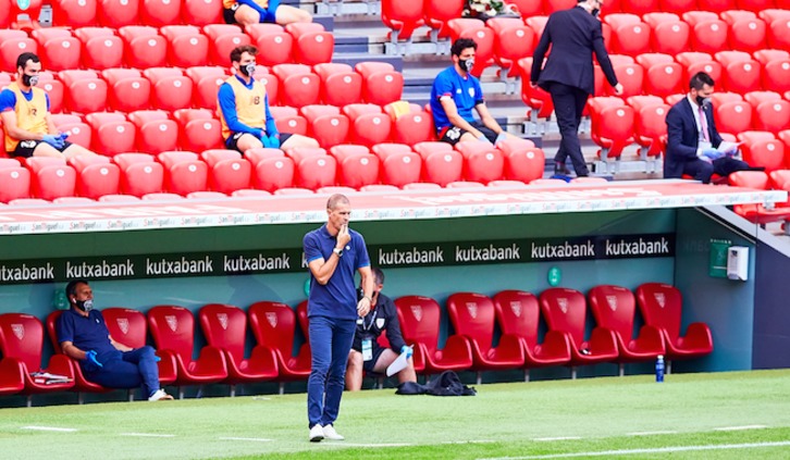 Garitano en el partido ante el Atlético en San Mamés. (Iñigo LARREINA / LA OTRA FOTO)