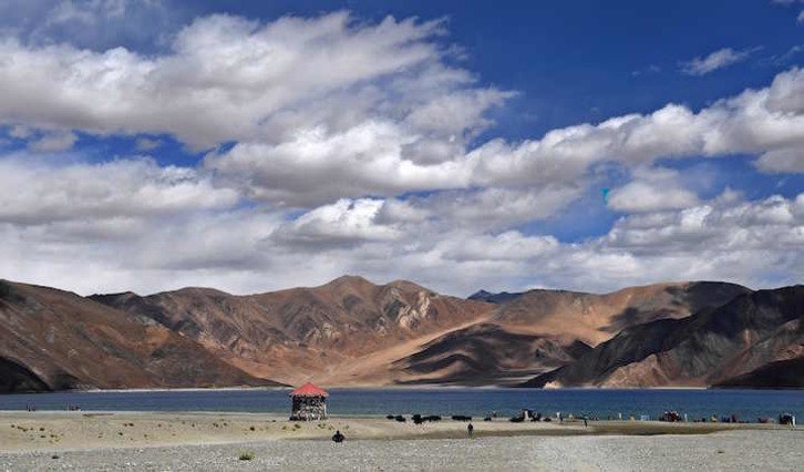 Lago Pangong, en la zona fronteriza en disputa entre China e India. (Prakash SINGH/FP)