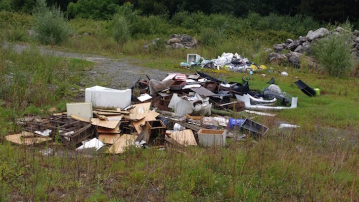 Restos depositados ilegalmente en Belartza Goikoa. (EGUZK)