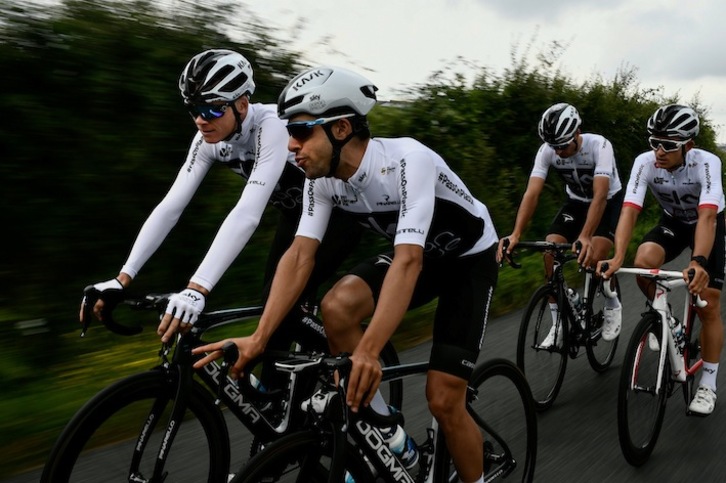 Castroviejo charla con Froome en un entrenamiento previo al Tour de 2018 (Philippe LOPEZ / AFP)