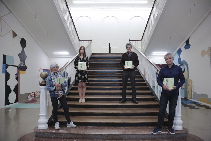 Elixabete Garmendia, Jose Luis Ormaetxea eta Alberto Barandiaran egileak, Estitxu Alkorta Euskara zuzendariarekin. (Juan Carlos RUIZ/FOKU)