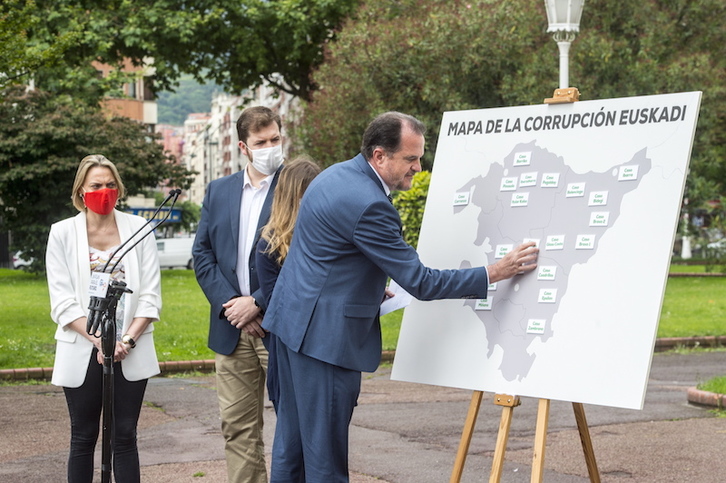 Carlos Iturgaiz, con el mapa presentado justo ante la sede sospechosa. (Marisol RAMIREZ | FOKU)