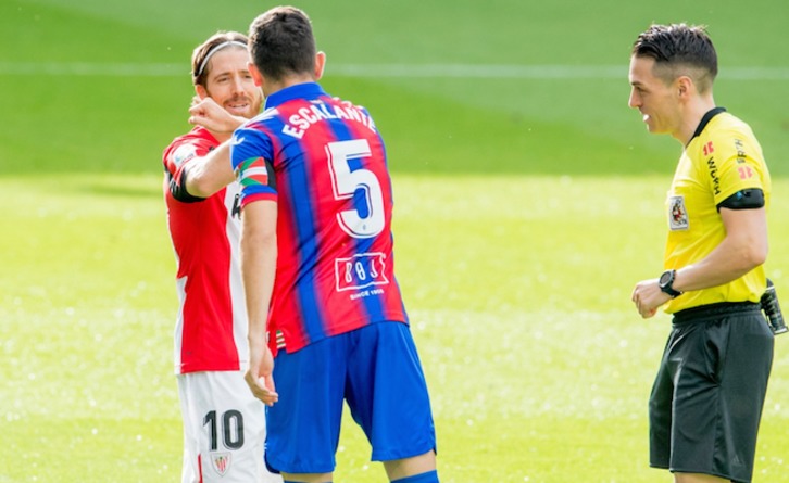 Saludo entre Muniain y Escalante al inicio del partido. (@AthleticClub)