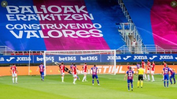 Saludo entre Muniain y Escalante al inicio del partido. (@AthleticClub)