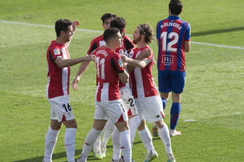 Jugadores del Athletic celebrando el gol de Raúl García de penalti. (Juan Carlos RUIZ / FOKU)