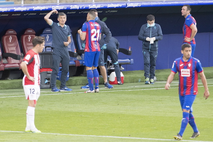 Mendilibar ha sido expulsado en la segunda mitad. (Juan Carlos RUIZ / FOKU)