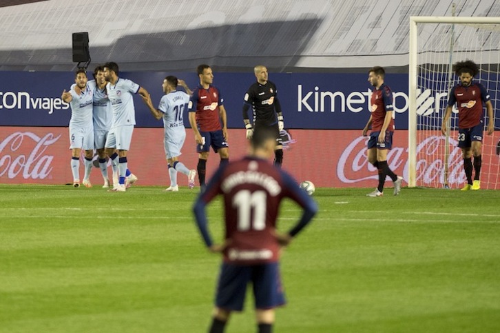 Los rojillos cabizbajos y los atléticos celebrando. (Iñigo URIZ/FOKU)