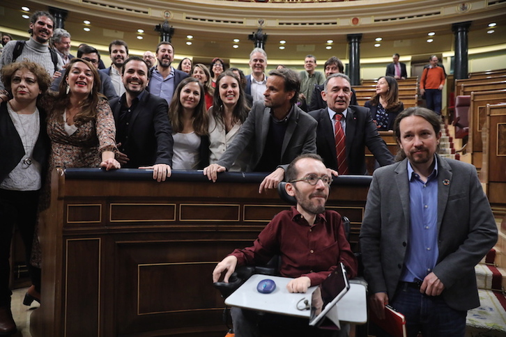 Echenique e Iglesias, con sus compañeros de grupo en el Congreso. (J. DANAE | FOKU)