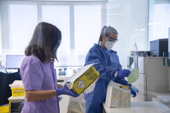 Tareas de análisis en Txagorritxu. (Gorka RUBIO / FOKU)