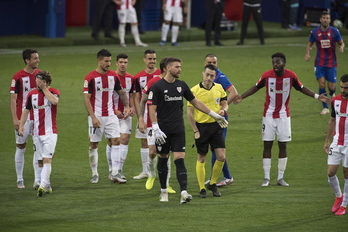 Jugadores del Athletic protestan al árbitro por el penalti pitado a favor del Eibar. (Juan Carlos RUIZ / FOKU)