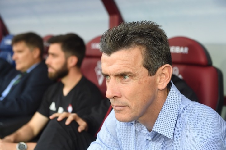 Unzue, en Ipurua, en el banquillo. (Jon URBE/FOKU)