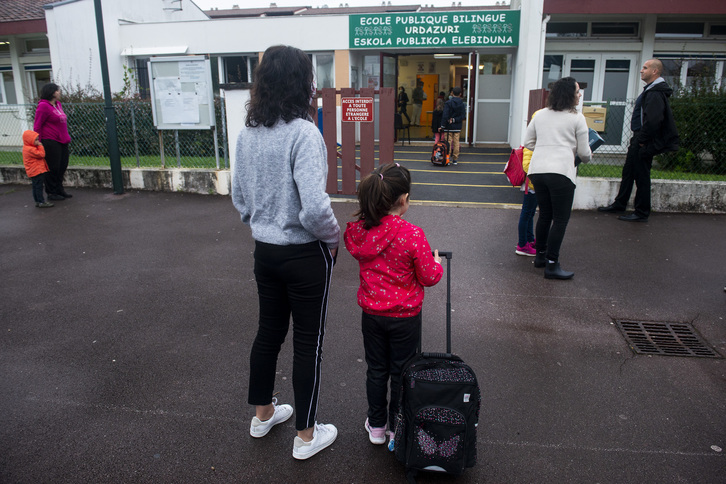 Primer día de clase tras el desconfinamiento en la escuela pública del barrio de Urdazuri en Donibane Lohizune. (Guillaume FAUVEAU)