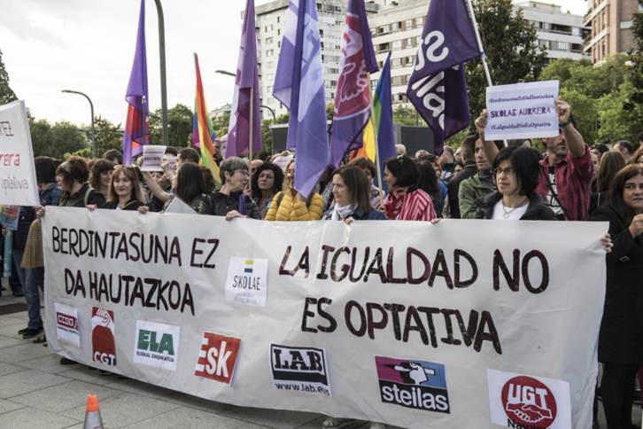 Concentración sindical de apoyo a los formadores de Skolae llamados a declarar. (Jagoba MANTEROLA/FOKU)