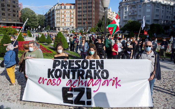 Presoen aurkako mehatxuekin bukatzeko aldarrikatu du Sortuk Bilbon. (Luis JAUREGIALTZO/FOKU)