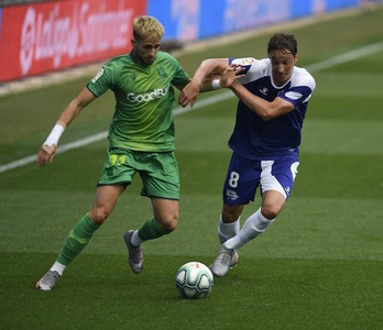 Januzaj y Pina disputan un balón. (Raúl BOGAJO/FOKU)