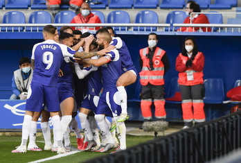 Asier Garitano ha destacado la importancia de Joselu, de espaldas en la celebración de uno de los goles. (Raúl BOGAJO/FOKU)