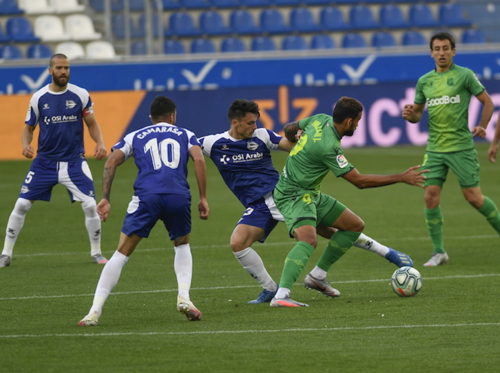El Alavés consiguió que Willian José, presionado en el centro del campo, no recibiera balones cerca de su portería. (Raúl BOGAJO/FOKU)