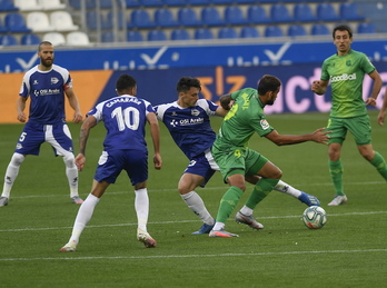 El Alavés consiguió que Willian José, presionado en el centro del campo, no recibiera balones cerca de su portería. (Raúl BOGAJO/FOKU)