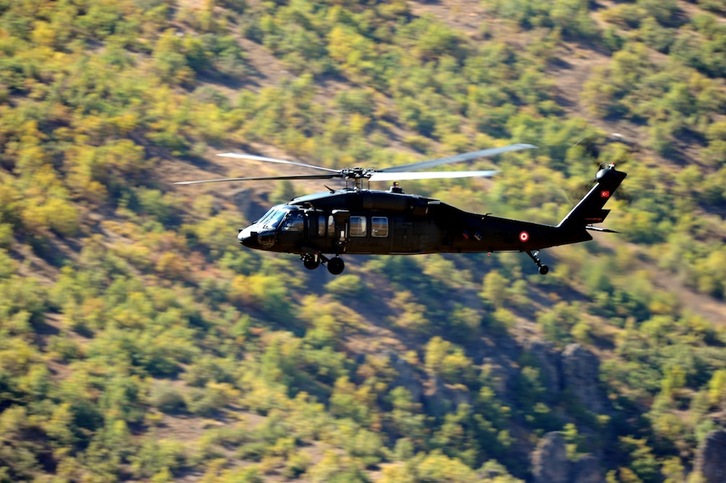 Un helicóptero turco parte de la base de Hakkari. (Mustaphah OZER-AFP) 