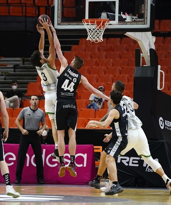 Ben Lammersek bost txapel jarri ditu eta  partida bikaina jokatu du, baina bi jaurtiketa libre garrantzitsutan kale egin du. (P. CANOSA / ACB PHOTO)