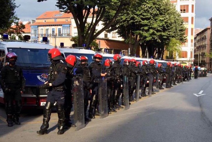 La Ertzaintza ha desplegado un fuerte dispositivo. (@Antifaxismoa)