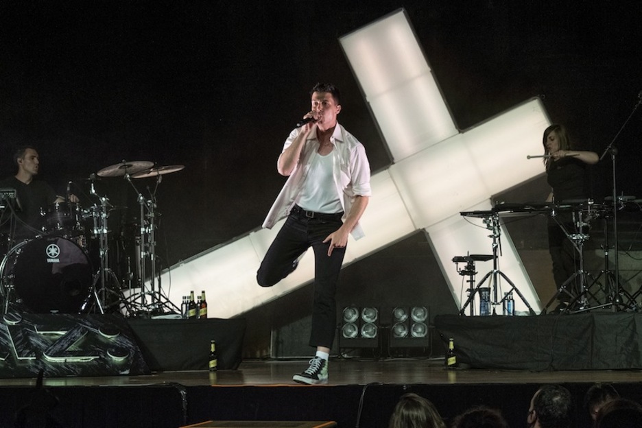 «Gorputz sailkatu ezinei eta lehenengo eta bigarren aukerei» erreferentzia eginez, «desberdinen erresumara» ongietorria emanez abiatu zuen Reparazek kontzertua. (Jon URBE | FOKU) «Gorputz sailkatu ezinei eta lehenengo eta bigarren aukerei» erreferentzia eginez, «desberdinen erresumara» ongietorria emanez abiatu zuen Reparazek kontzertua. (Jon URBE | FOKU)