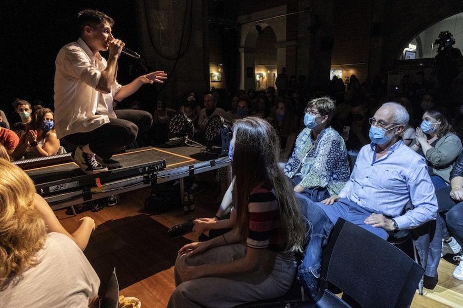 Hainbat unetan, publikoarekiko gertutasuna bilatu zuen abeslari arbizuarrak. (Jon URBE | FOKU) Hainbat unetan, publikoarekiko gertutasuna bilatu zuen abeslari arbizuarrak. (Jon URBE | FOKU)