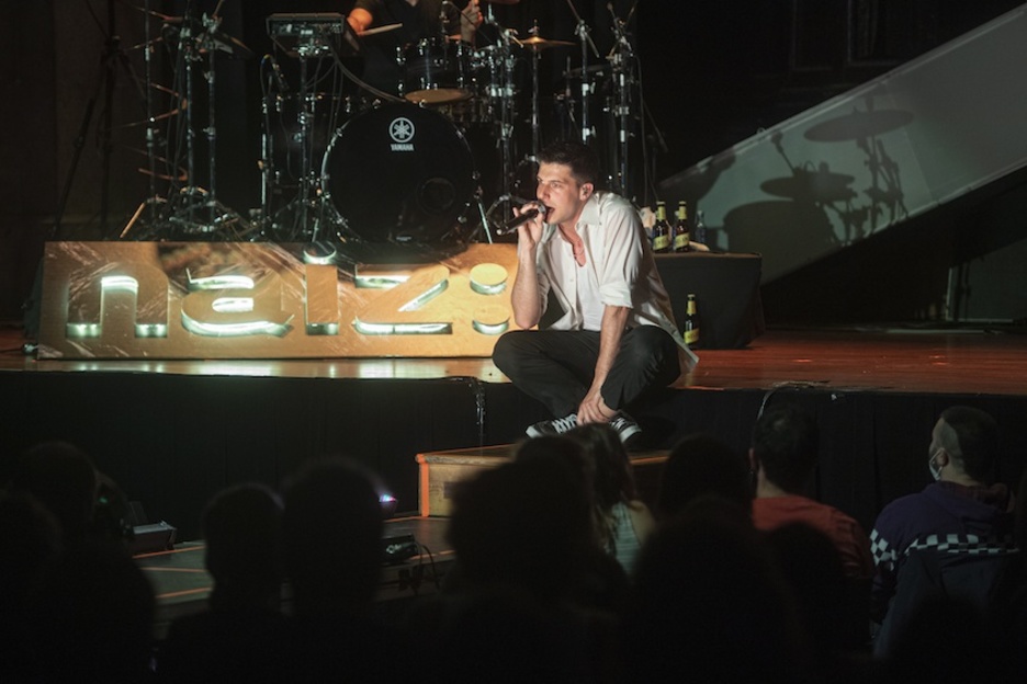 ‘Zetak’ lehen diskoan poparen zerbitzura dagoen elektronika nagusitu arren, zuzenekoan eskaintza goxo eta aberatsa eskaini ohi du talde nafarrak. (Jon URBE | FOKU) ‘Zetak’ lehen diskoan poparen zerbitzura dagoen elektronika nagusitu arren, zuzenekoan eskaintza goxo eta aberatsa eskaini ohi du talde nafarrak. (Jon URBE | FOKU)