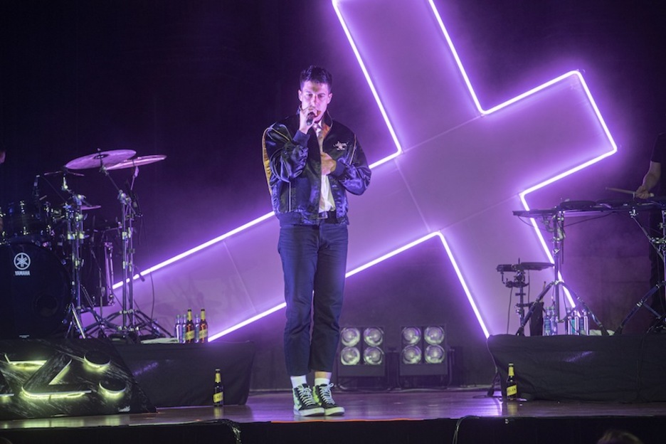 Jon Maiak leku berezia bete zuen kontzertuan. Hainbatetan aditu zen bere ahotsa, mezu ezberdinak helaraziz. (Jon URBE | FOKU) Jon Maiak leku berezia bete zuen kontzertuan. Hainbatetan aditu zen bere ahotsa, mezu ezberdinak helaraziz. (Jon URBE | FOKU)