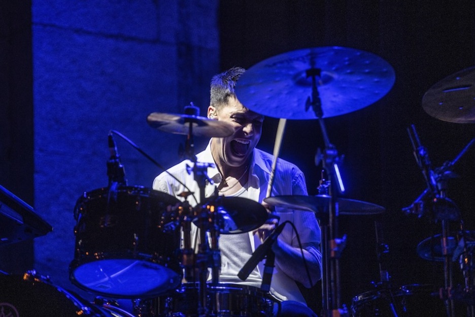 Reparazek bateria ere astindu zuen, kantu instrumental batean. (Jon URBE | FOKU) Reparazek bateria ere astindu zuen, kantu instrumental batean. (Jon URBE | FOKU)