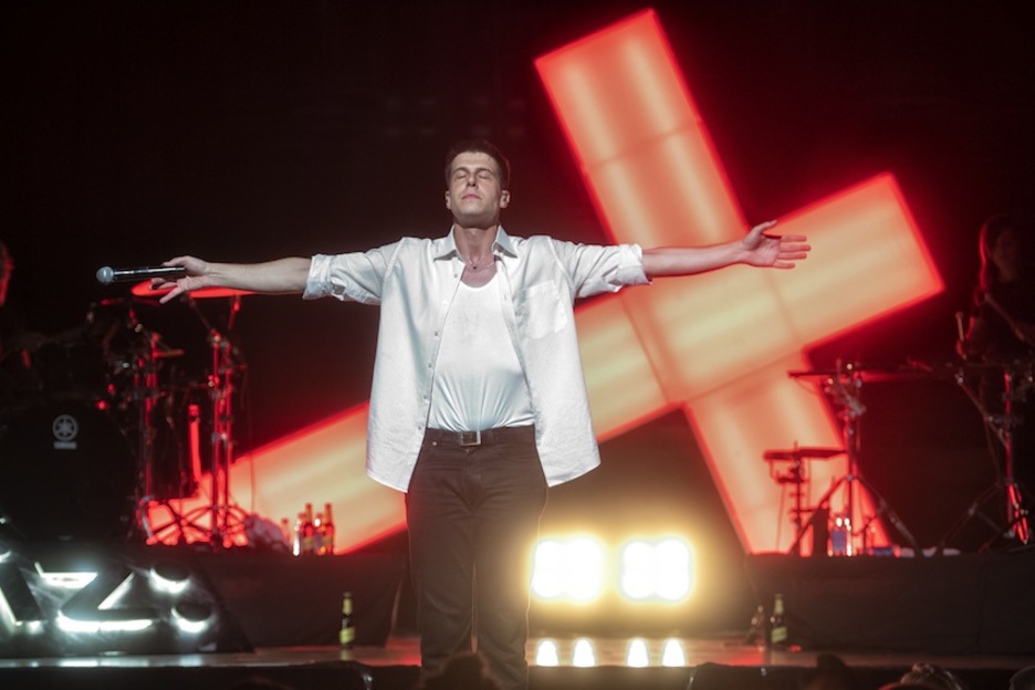 Esker onez agurtu zituen ikusleak Reparazek. ‘Errepidean’ izan zen eskaini zuen azken kantua, askatasuna, uda eta oroitzapenei erreferentzia egiten dien konposizioa. (Jon URBE | FOKU) Esker onez agurtu zituen ikusleak Reparazek. ‘Errepidean’ izan zen eskaini zuen azken kantua, askatasuna, uda eta oroitzapenei erreferentzia egiten dien konposizioa. (Jon URBE | FOKU)