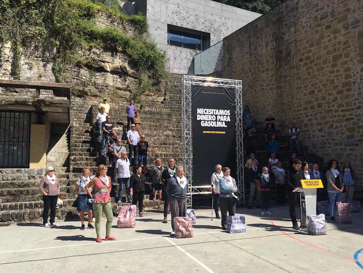 Presentación en la Plaza de la Trinidad de Donostia de la campaña «Necesitamos dinero para gasolina». (Juan Carlos RUIZ/FOKU)