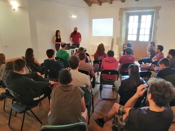 Larunbat honetan bildu dira Xilabako egitaraua finkatzeko. (XILABA)