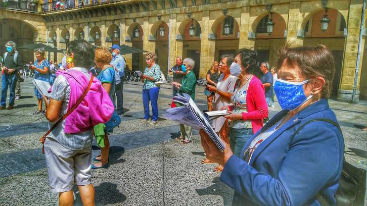 Kantu Jirako lagunak, Konstituzio plazan. 