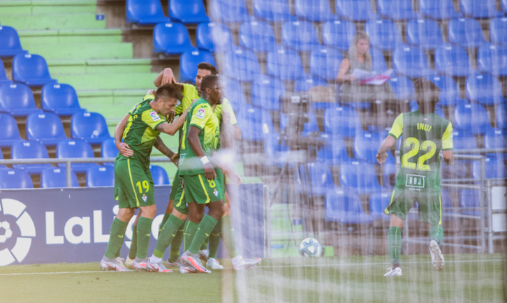 Charles celebra con sus compañeros el gol del empate. (Jorge R.R./LOF)