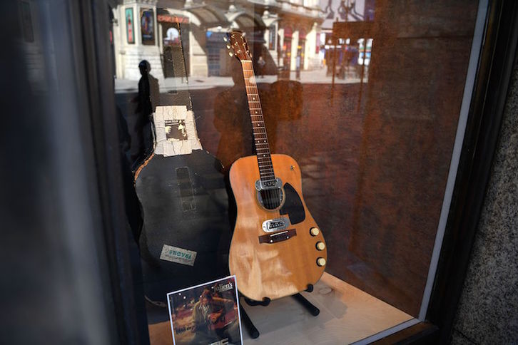 La guitarra de Kurt Cobain subastada, expuesta en Hard Rock Cafe de Piccadilly Circus, en Londres, en mayo. (Daniel LEAL-OLIVAS/AFP)