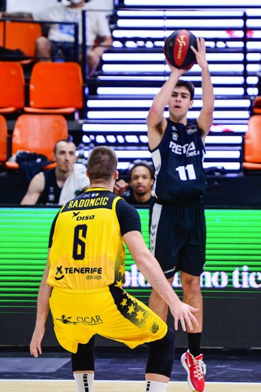 Miguel Ruiz gazteak, hutsegite zenbait eginagatik, beldurrik gabe jokatu du eta eskumutur fina duela ere erakutsi du. (J. M. CASARES / ACB PHOTO)