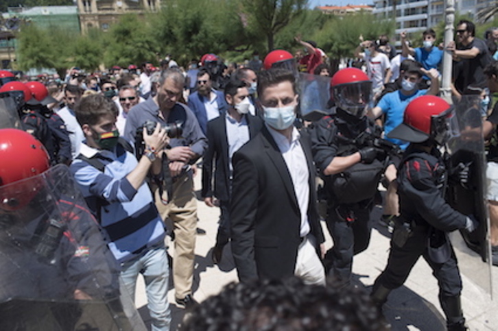 Los integrantes de Vox en Alderdi Eder, protegidos por la Ertzaintza. (Juan Carlos RUIZ/FOKU)