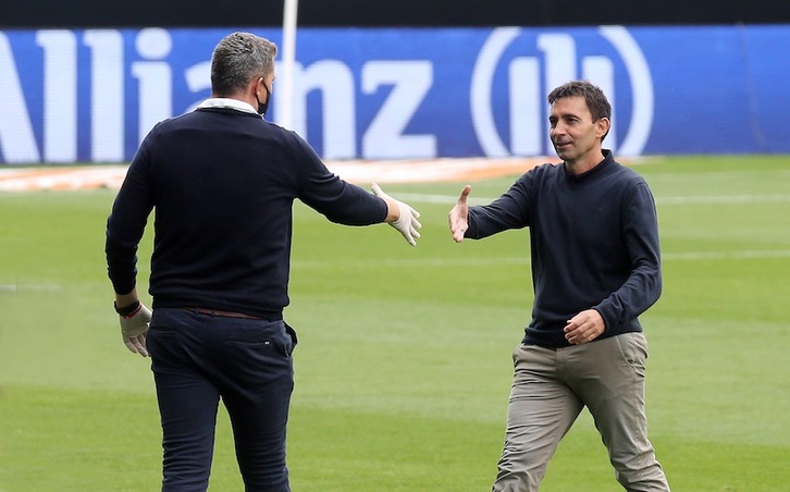 Asier Garitano eta Oscar Garcia, Celtako entrenatzailea, neurketa hasi baino lehenago. (LA OTRA FOTO)