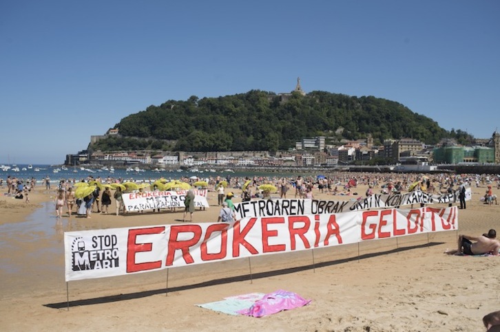 Protesta de este sábado, en la playa de la Concha donostiarra. (Juan Carlos RUIZ / FOKU)