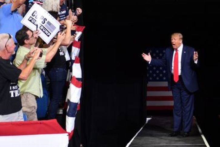 El presidente de EEUU, Donald Trump, a su llegada al mitin. (Nicholas KAMM/AFP)