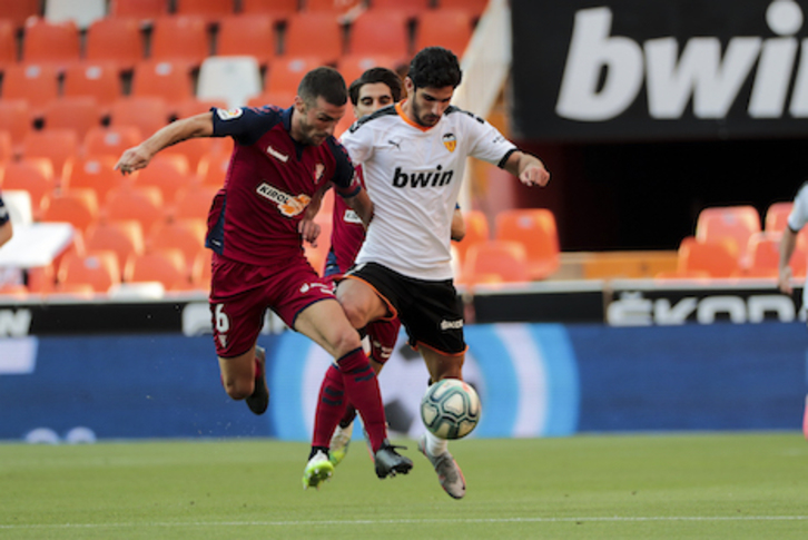 Oier ha dispuesto de la mejor ocasión rojilla, pero su cabezazo picado se ha marchado demasiado cruzado. (LA OTRA FOTO)