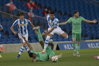Mikel Merino, autor del gol de la Real, salta ante Casemito. (Juan Carlos RUIZ/FOKU)